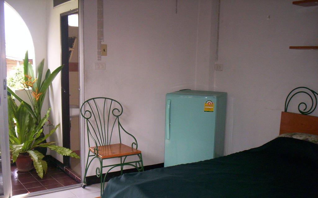 Baankhunmae Apartment Бангкок Екстер'єр фото