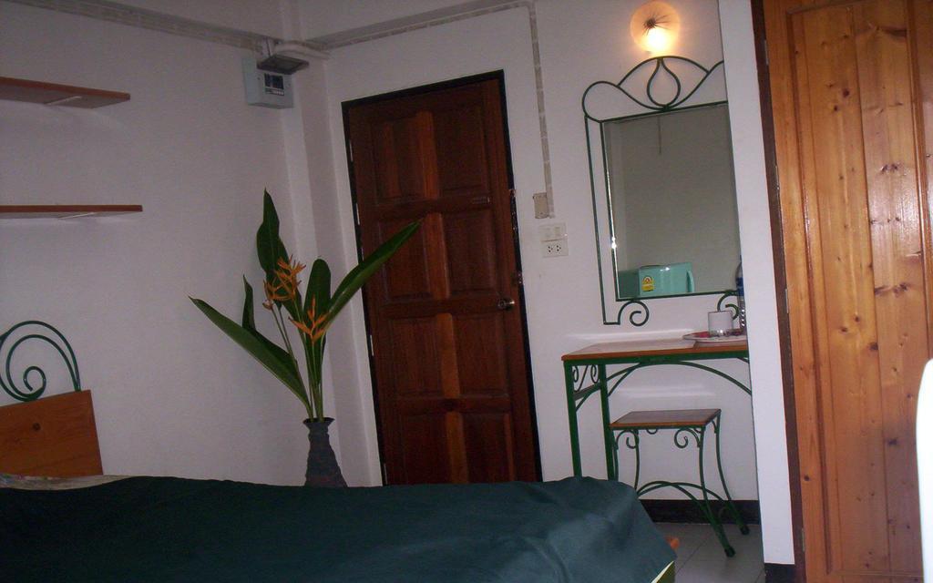 Baankhunmae Apartment Бангкок Екстер'єр фото
