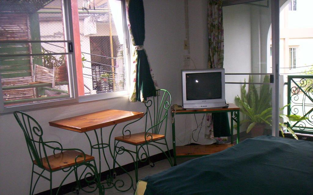 Baankhunmae Apartment Бангкок Номер фото