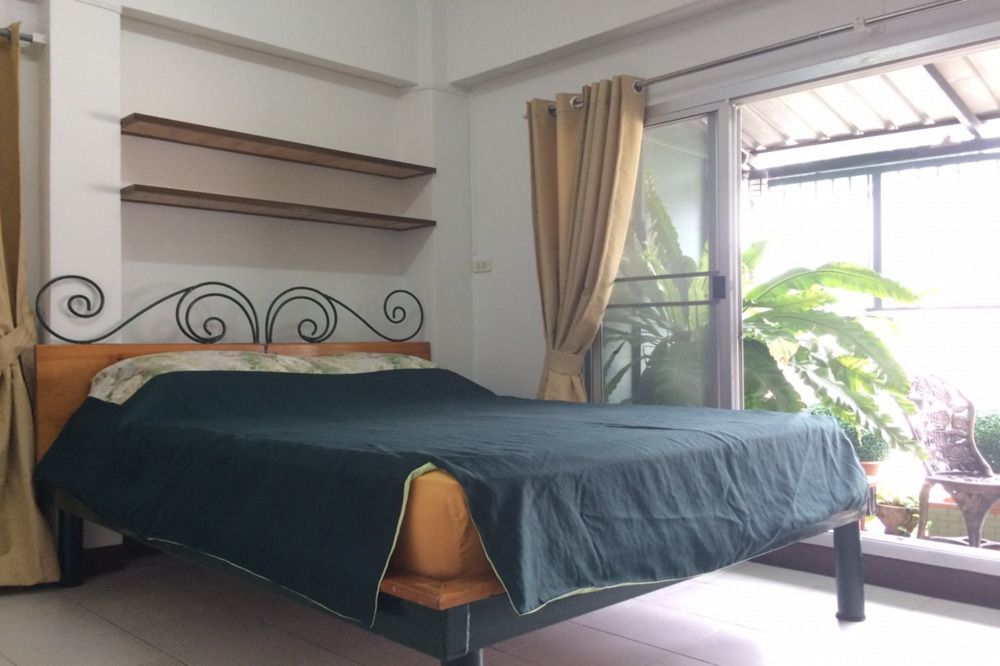 Baankhunmae Apartment Бангкок Екстер'єр фото